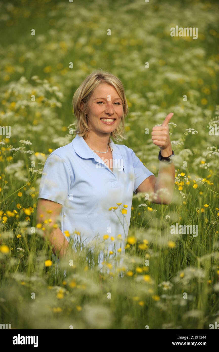 Blume, Wiese, Frau, jung, Ständer, Rückfahrkamera, Lächeln, Geste, Bangigkeit, Porträt, Blumenwiese, Frühling, Wiese, Wiese, Rasen, Blumen, Butterblumen, Schafgarbe, Blüten, gelb, weiß, dort blühen, Saison, Frühling, Sommer, glücklich, glücklich, gut gelaunt, freundlich, nett, sympathisch, Menschen, Allergiefrei, Weiblich, Natur, sonnig, OK-Zeichen, "OK", Stockfoto