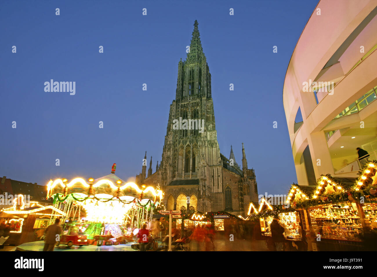 Deutschland, Baden-Wurttemberg, Ulm, Weihnachtsmarkt, Abend, Stockfoto