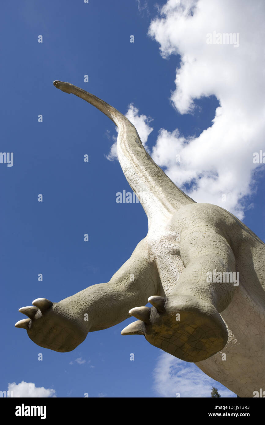 Dinosaurier, bewölktem Himmel, Tiere, Tierwelt, alte Tiere, Urzeit, Echsen, Sauropoden, prähistorische, ausgestorben, Saurier-Modell, Modell, Simulation, Nachbau, Rekonstruktion, plastisch, natürlichen Größe, Seismosaurus, Barosaurus, Größe, lebensecht, drohend, rebellieren, Pflanzenfresser, unten geschossen, Perspektive, Himmel, Wolken, niemand, im Außenbereich Stockfoto