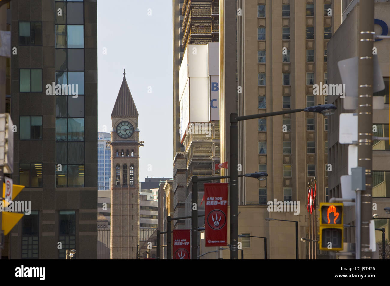 Kanada, Ontario, Toronto, Straßenszene, Hausfassaden, altes Rathaus, North America, Stadt, Gebäude, Zentrum, Innenstadt, Häuser, Fassaden, Turm, Rathausturm, Uhr, Rathaus-Uhr, clock Tower, historisch, vor dem Rathaus, 1889-1899 Stockfoto