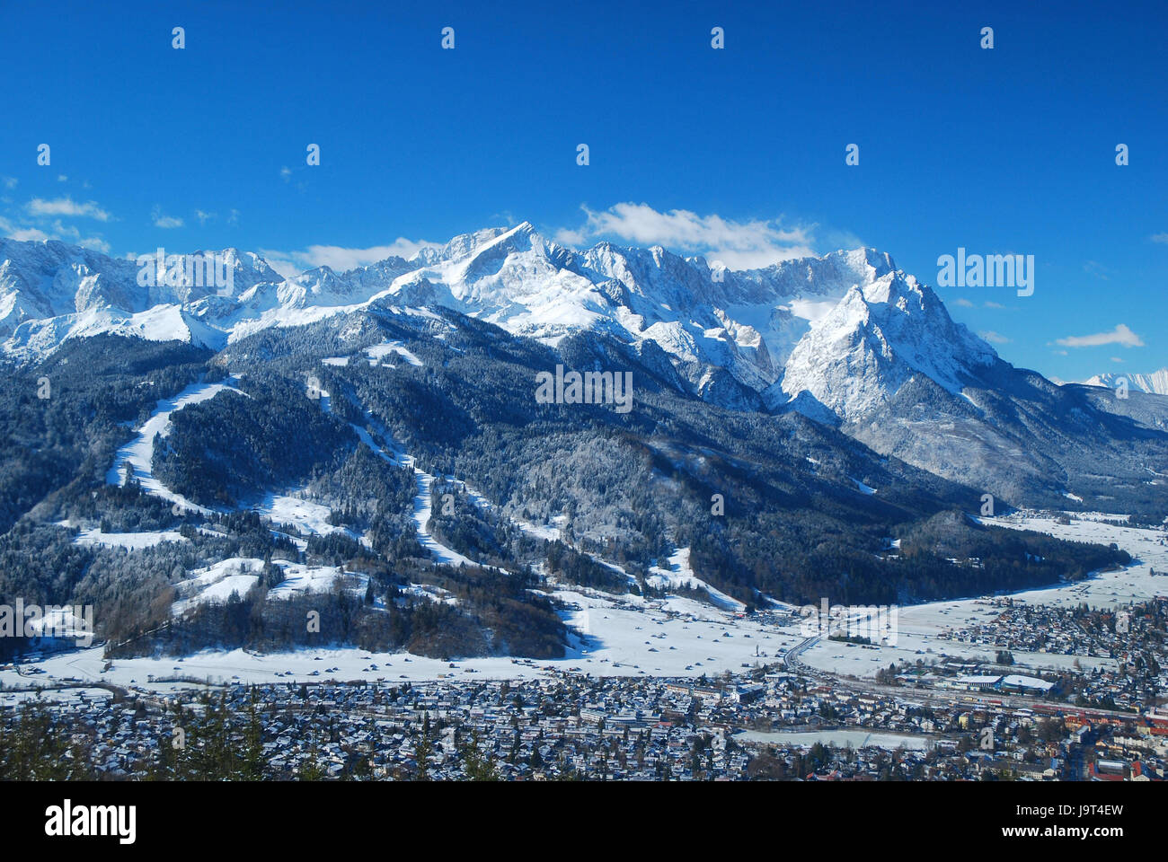 Deutschland Oberbayern Garmisch Partenkirchen Wettersteingebirge Lokale Ubersicht Saison Winter Bayern Berge Berge Zugspitzes Alpspitze Wetter Stein Schnee Sonne Blick Auf Einen Platz Legen Hauser Gebaude Holz Baume Berglandschaft