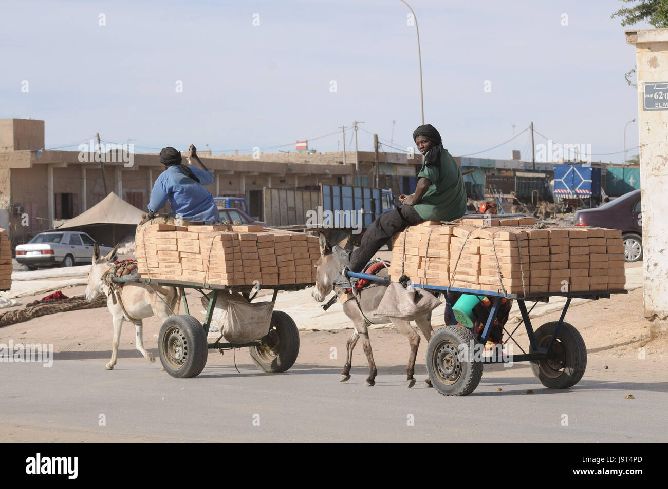 Mauretanien, Nouakchott, Männer, Eselkarren, Kosten Transport, kein Model-Release, Afrika, Westafrika, Stadt, Hauptstadt, Wirtschaft, Gebäude, Häuser, Architektur, Person, einheimischen, Turban, Transport, Wagen, Esel, Tiere, nutzen Tiere, Lehmziegeln, rote Ziegelsteine, Stockfoto