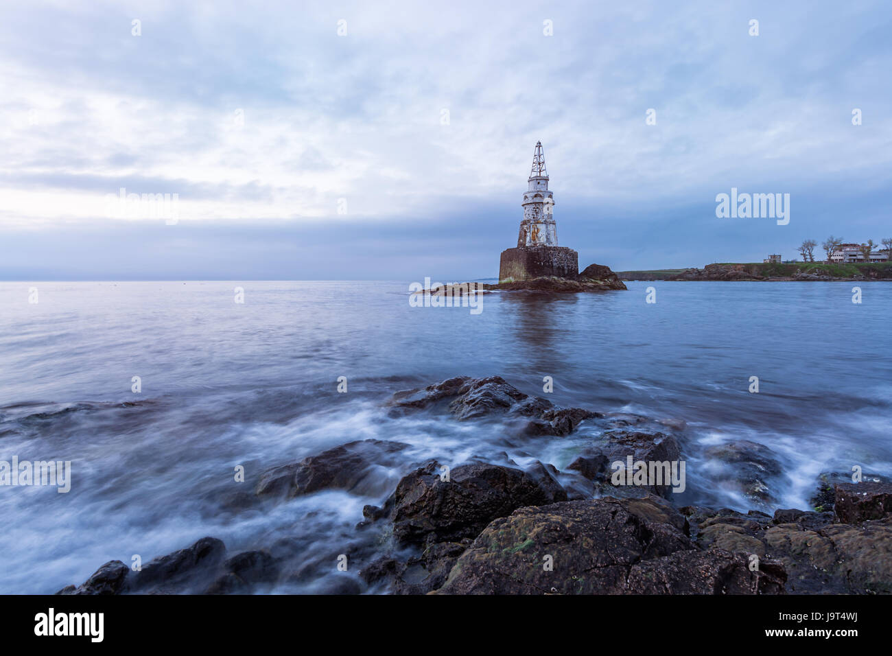 Sonnenaufgang am alten Leuchtturm im Hafen von Ahtopol Black Meer Bulgarien Stockfoto
