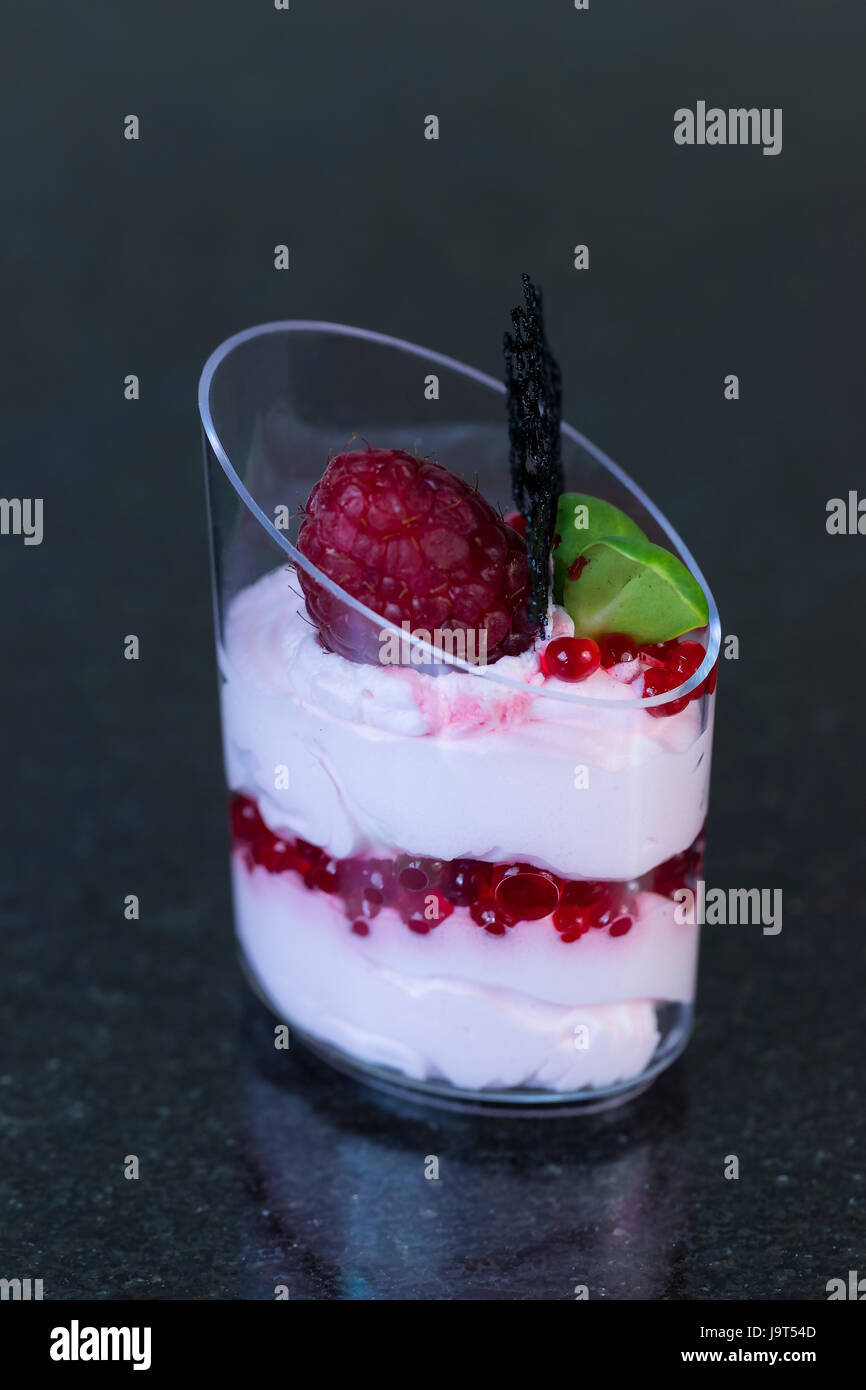 Molekulare Küche Speisen im Buffet Plastikgeschirr Stockfoto