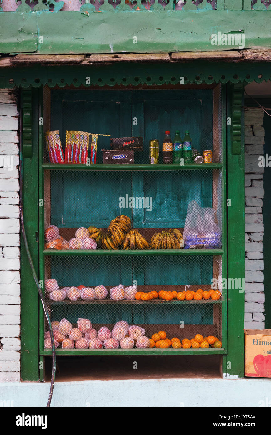 Outdoor-Display ein Lebensmittelgeschäft, Ghorepani, Nepal. Stockfoto