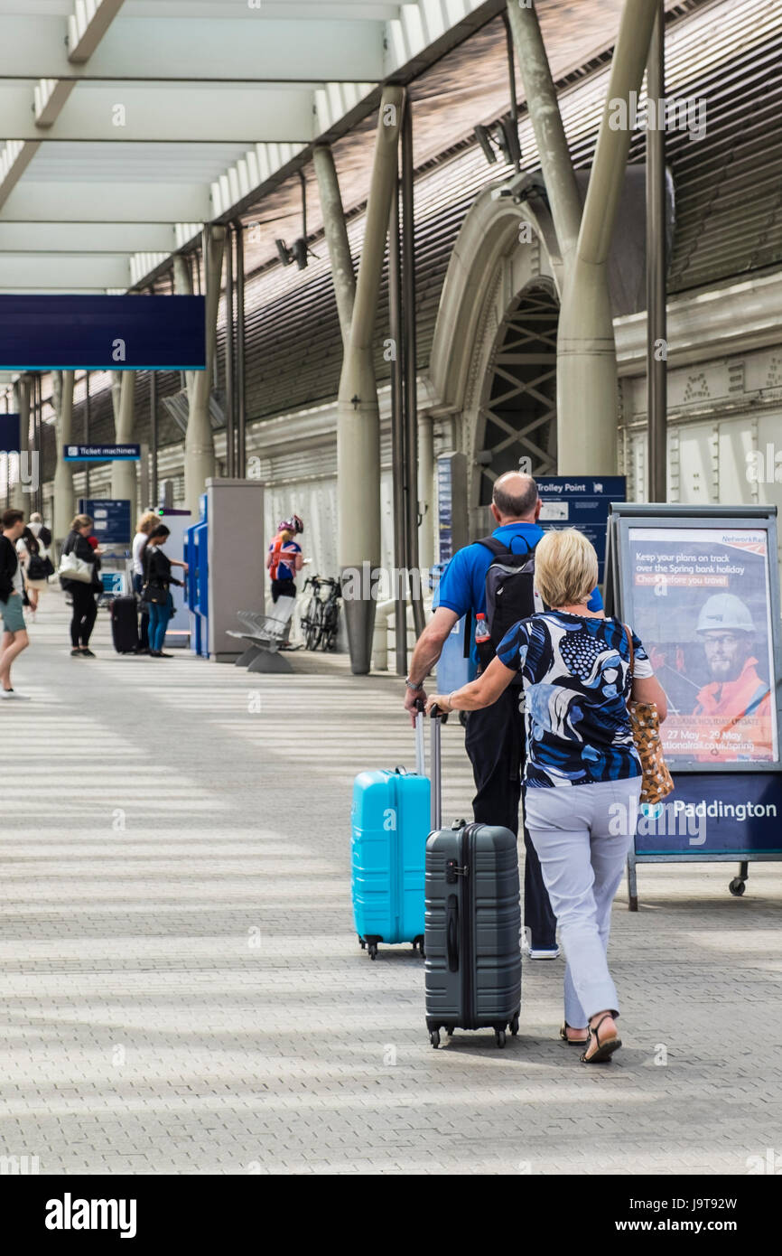 Menschen mit Koffern, die Eingabe von Paddington Station, City of Westminster, London, England, Vereinigtes Königreich Stockfoto