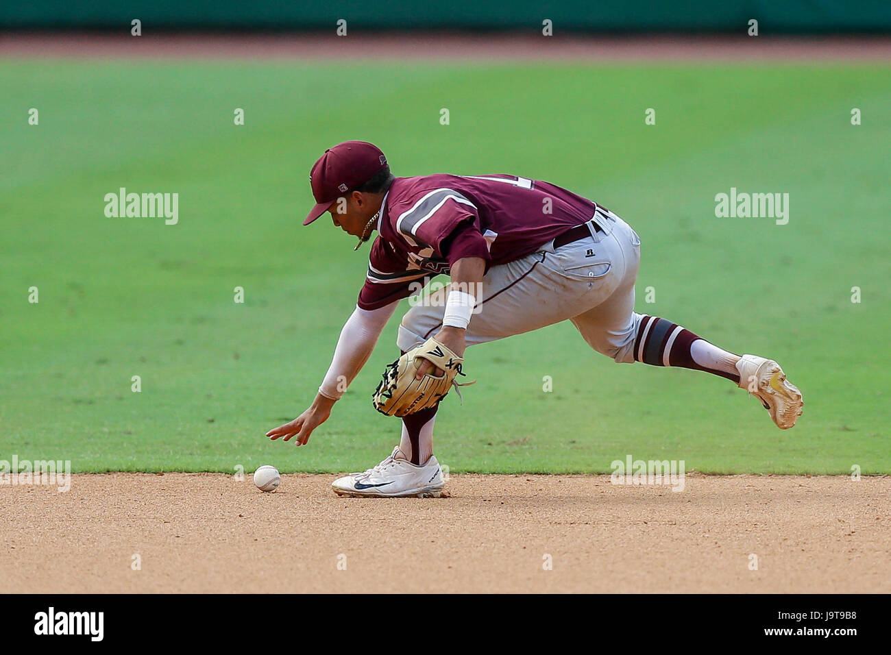 Baton Rouge, LA, USA. 2. Juni 2017. Texas Southern Infielder Horace LeBlanc III (14) fällt einen Boden-Ball während regionale Baton Rouge Division I-Spiel zwischen Texas Southern und LSU Alex Box-Stadion in Baton Rouge, Louisiana Stephen Lew/CSM/Alamy Live-Nachrichten Stockfoto