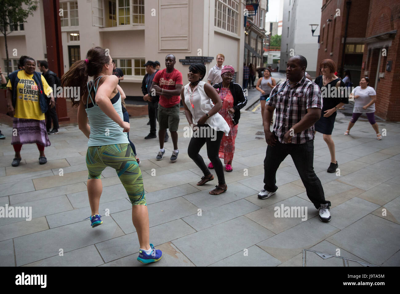 London, UK. 2. Juni 2017. Reiniger und Studenten von der London School of Economics genießen eine Open-Air-Zumba Kurs als eine von mehreren Aktivitäten organisiert während des Streiks von Reinigungskräften, die Zugehörigkeit zu den United Stimmen der Welt-Gewerkschaft für die Parität der allgemeinen Geschäftsbedingungen. Bildnachweis: Mark Kerrison/Alamy Live-Nachrichten Stockfoto