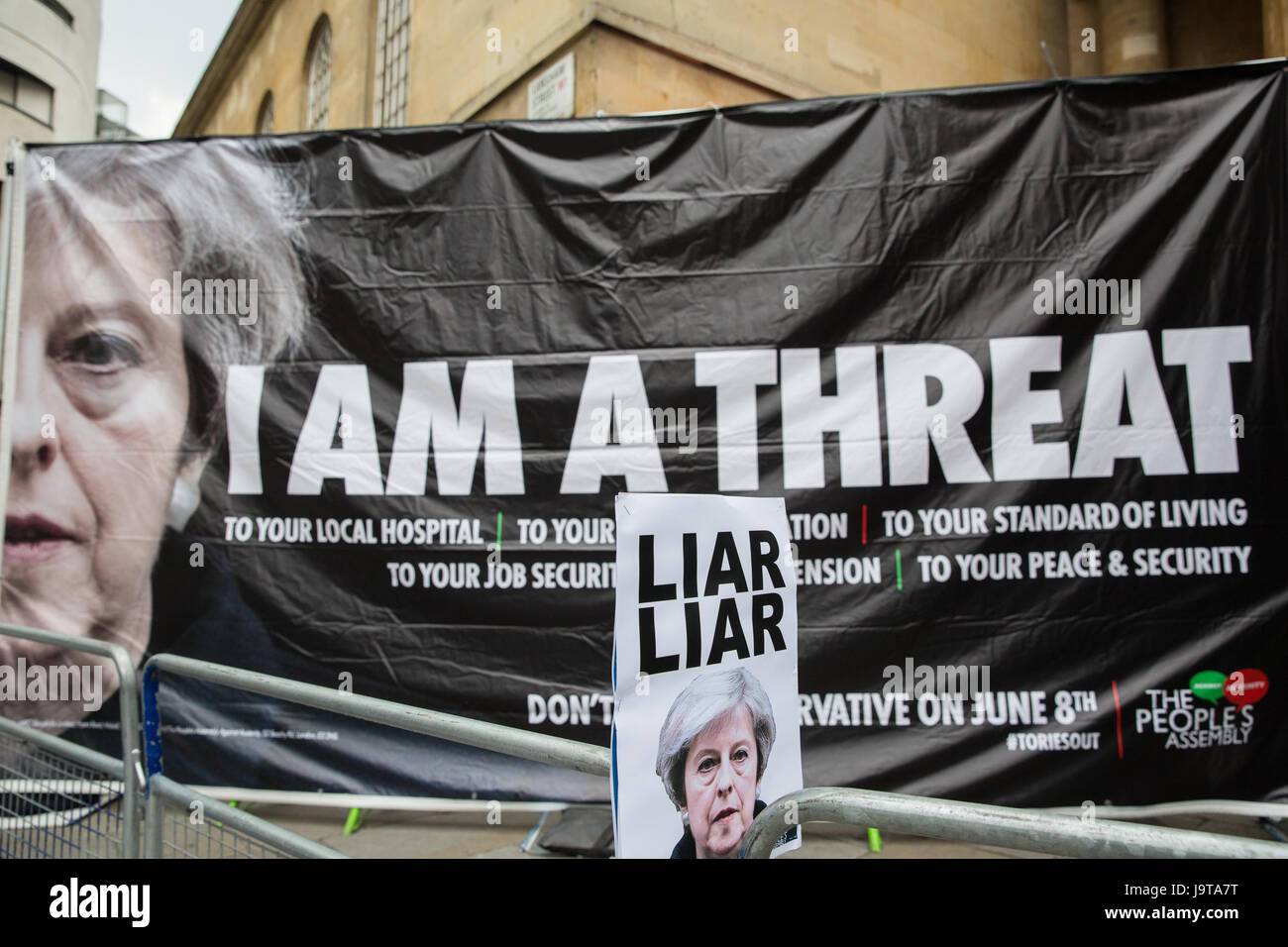 London, UK. 2. Juni 2017. Aktivisten aus der Volksrepublik Montage Protest vor dem Broadcasting House während der Übertragung der Chart Show gegen die BBC Weigerung, im Radio ein Lied von Kapitän Ska über Ministerpräsident Theresa May spielen genannt "Liar Liar".  Die BBC weigert sich, den Song zu spielen, mit der Begründung daß es eine allgemeine Wahlkampf unparteiisch bleiben muss. Bildnachweis: Mark Kerrison/Alamy Live-Nachrichten Stockfoto