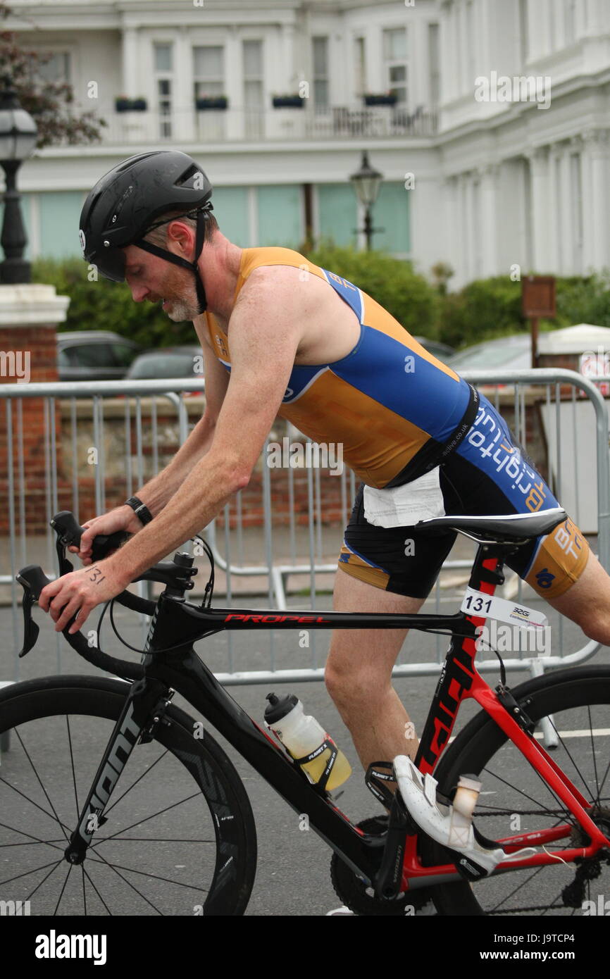 Eastbourne, Sussex, UK. 3. Juni 2017. Hunderte von Konkurrenten Schwamm, radelte und lief in den jährlichen 32Gi Eastbourne Triathlon. Roland Ravenhill/Alamy Live-Nachrichten. Stockfoto