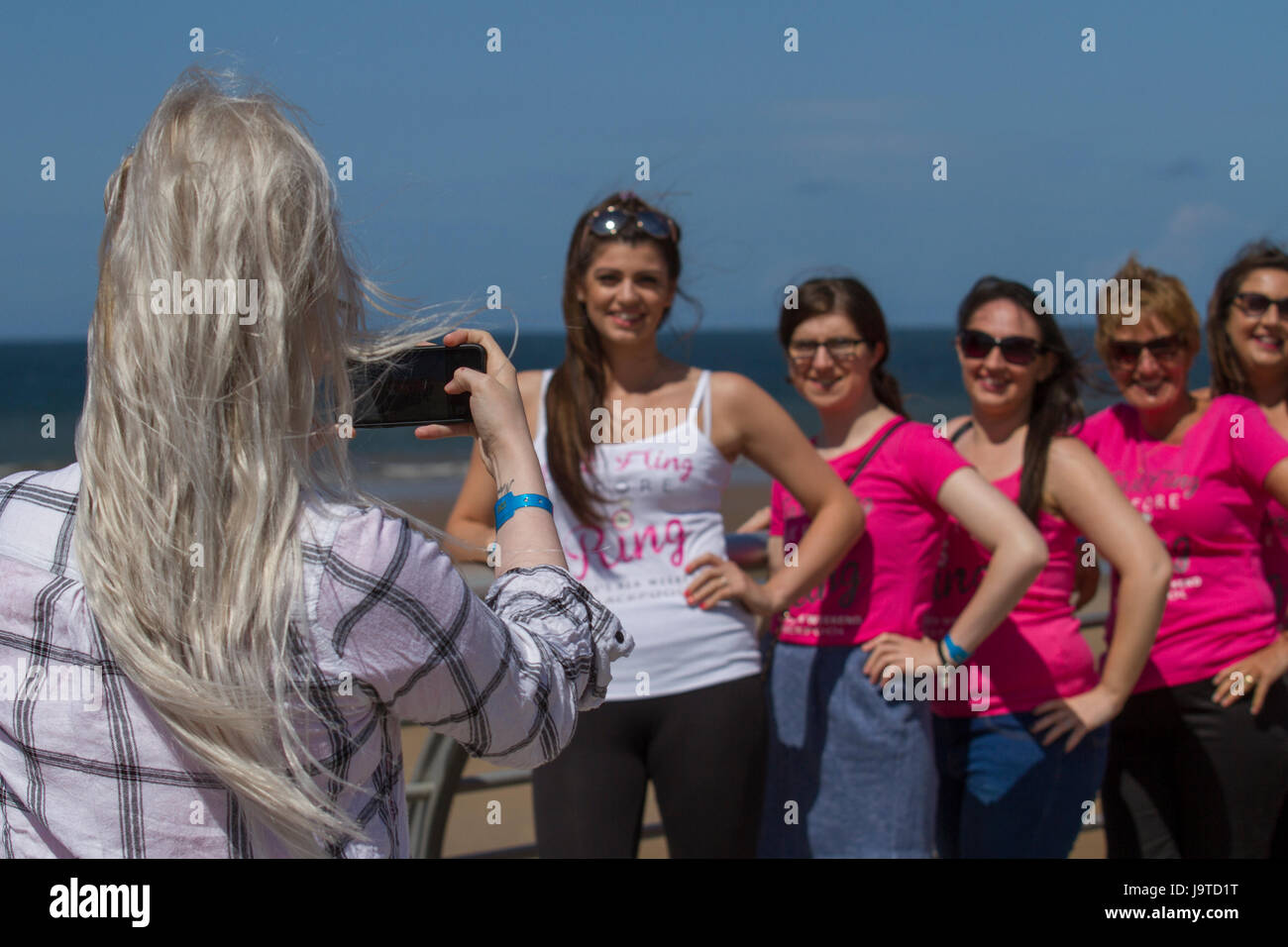 Blackpool, Fylde Küste, Lancashire, UK Wetter. 3. Juni 2017. Letzten Schleudern Sie vor Junggesellinnenabschied Frauen Ringkopf Resort Strand unter der Sonne der Juni. Die Ferienzeit scheint in diesem berühmten Nordwesten Badeort begonnen haben. Mit einer Vielzahl von Sehenswürdigkeiten wie der Tower-Landzunge und zwei Piers ist es eine berühmte Sommer Touristenziel. Kredite; MediaWorldImages/AlamyLiveNews Stockfoto