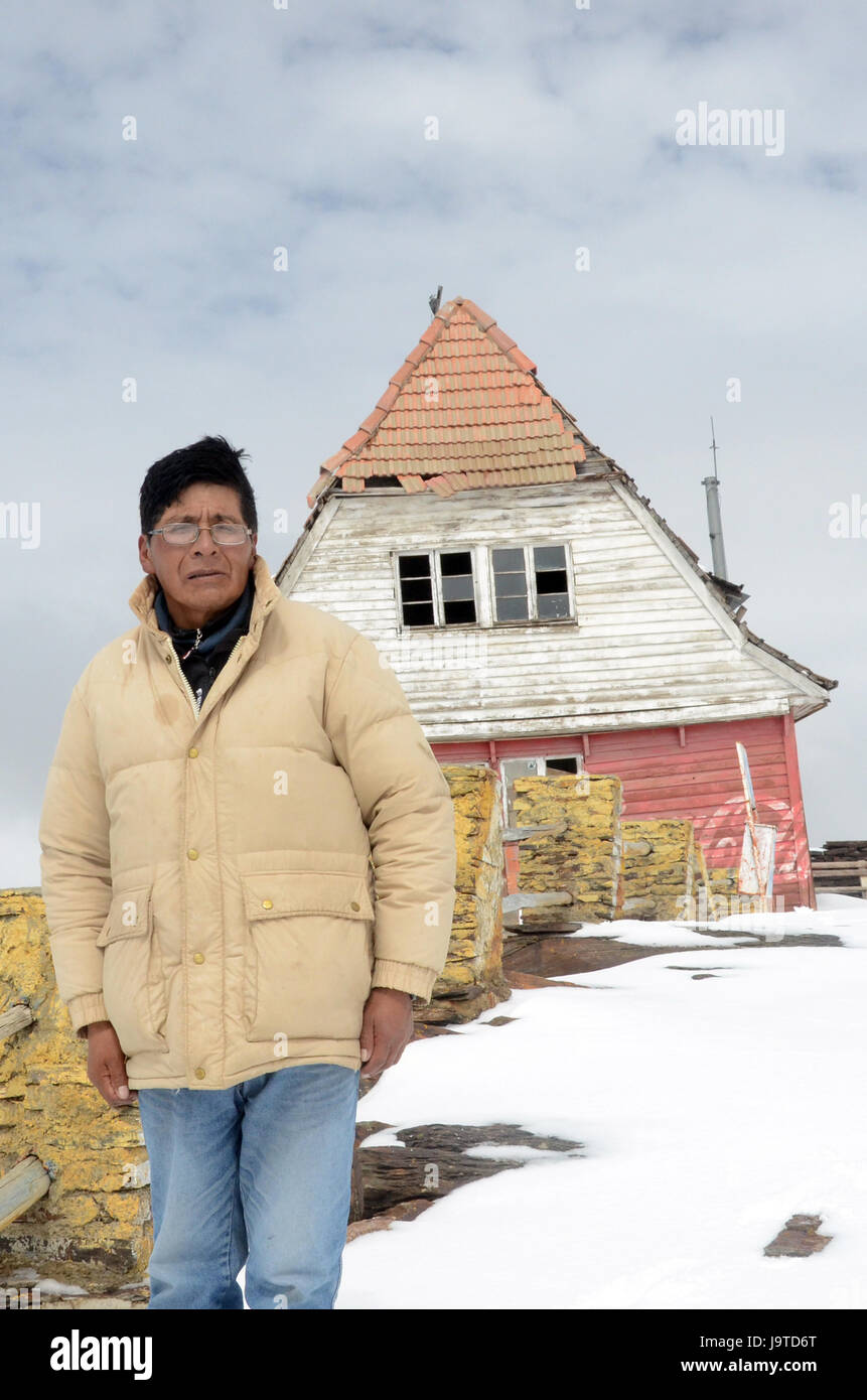 Der Administrator des Refugium auf einmal höchste Skigebiet der Welt, Samuel Mendoza, steht vor den Ruinen einer ehemaligen Seilbahn am Berg Chacaltaya in den bolivianischen Anden, Bolivien, 28. Mai 2017. Foto: Georg Ismar/dpa Stockfoto