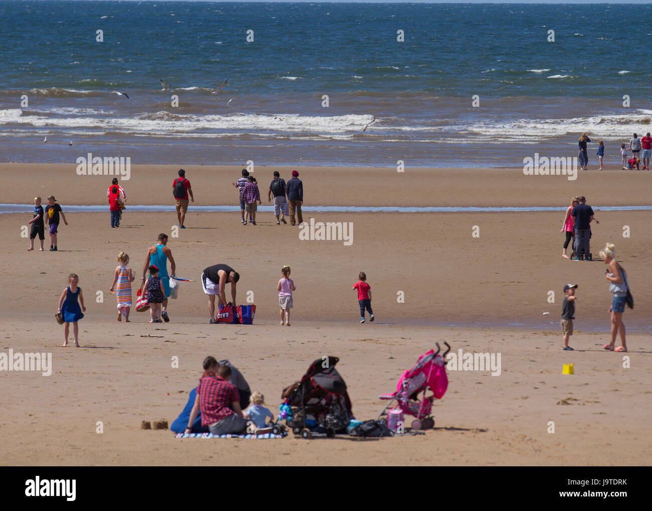 Blackpool, Fylde Küste, Lancashire, UK Wetter.   3. Juni 2017. Urlauber-Kopf für Strand des Resorts in der warmen Juni-Sonne. Die Ferienzeit scheint in diesem berühmten Nordwesten Badeort begonnen haben.  Mit einer Vielzahl von Sehenswürdigkeiten wie der Tower-Landzunge und zwei Piers ist es eine berühmte Sommer Touristenziel. Kredite; MediaWorldImages/AlamyLiveNews Stockfoto
