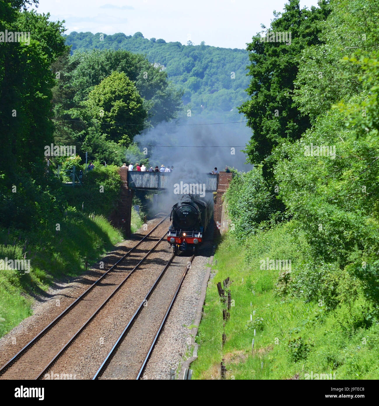 Reigate, Surrey, UK. 3. Juni 2017. Massen strömen, um zu sehen, die Flying Scotsman 60103 Kathedralen Express Dampflokomotive Salonwagen schleppen, wie sie durch Reigate, Surrey eilt. 1304hrs Samstag, 3. Juni 2017. Foto © Lindsay Constable / Alamy Live News Stockfoto