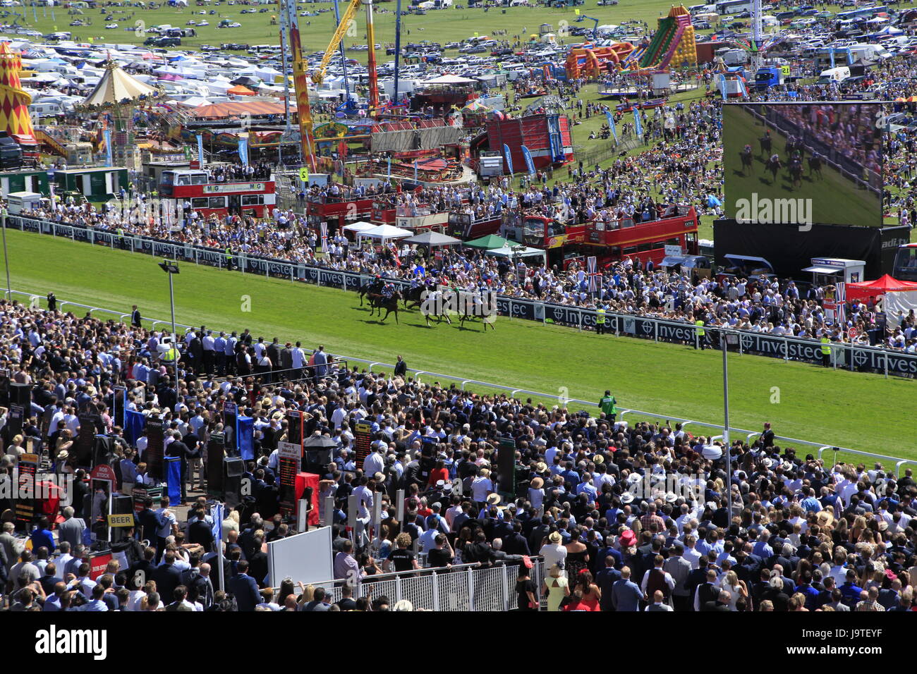 Epsom, Surrey, UK. 2. Juni 2017. Atmosphäre bei der Derby Day treffen in Epsom Downs - das erste Rennen des Tages th galoppiert vorbei massierten steht Credit: Motofoto/Alamy Live News Stockfoto