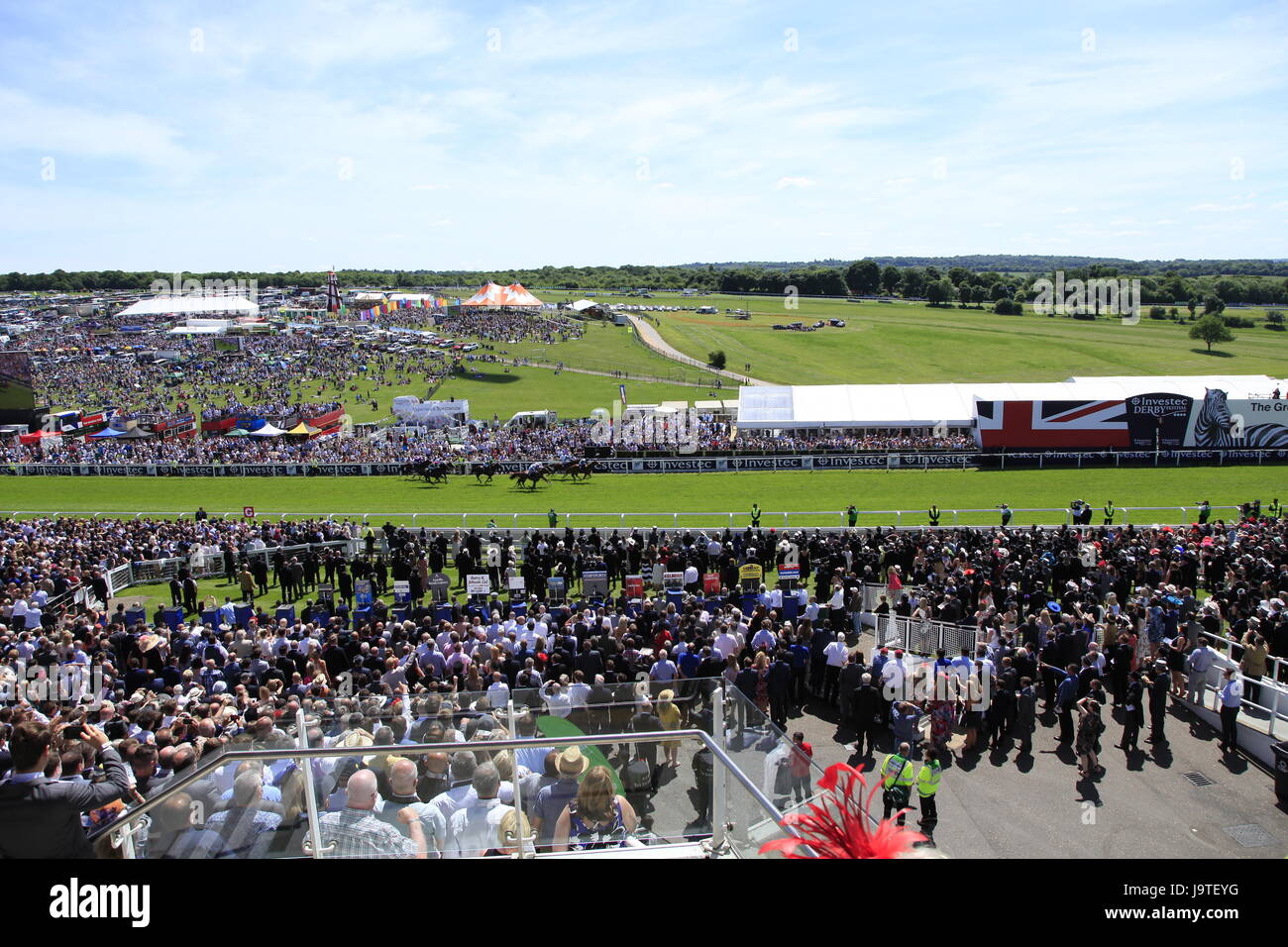 Epsom, Surrey, UK. 2. Juni 2017. Atmosphäre bei der Derby Day treffen in Epsom Downs - das erste Rennen des Tages th galoppiert vorbei massierten steht Credit: Motofoto/Alamy Live News Stockfoto