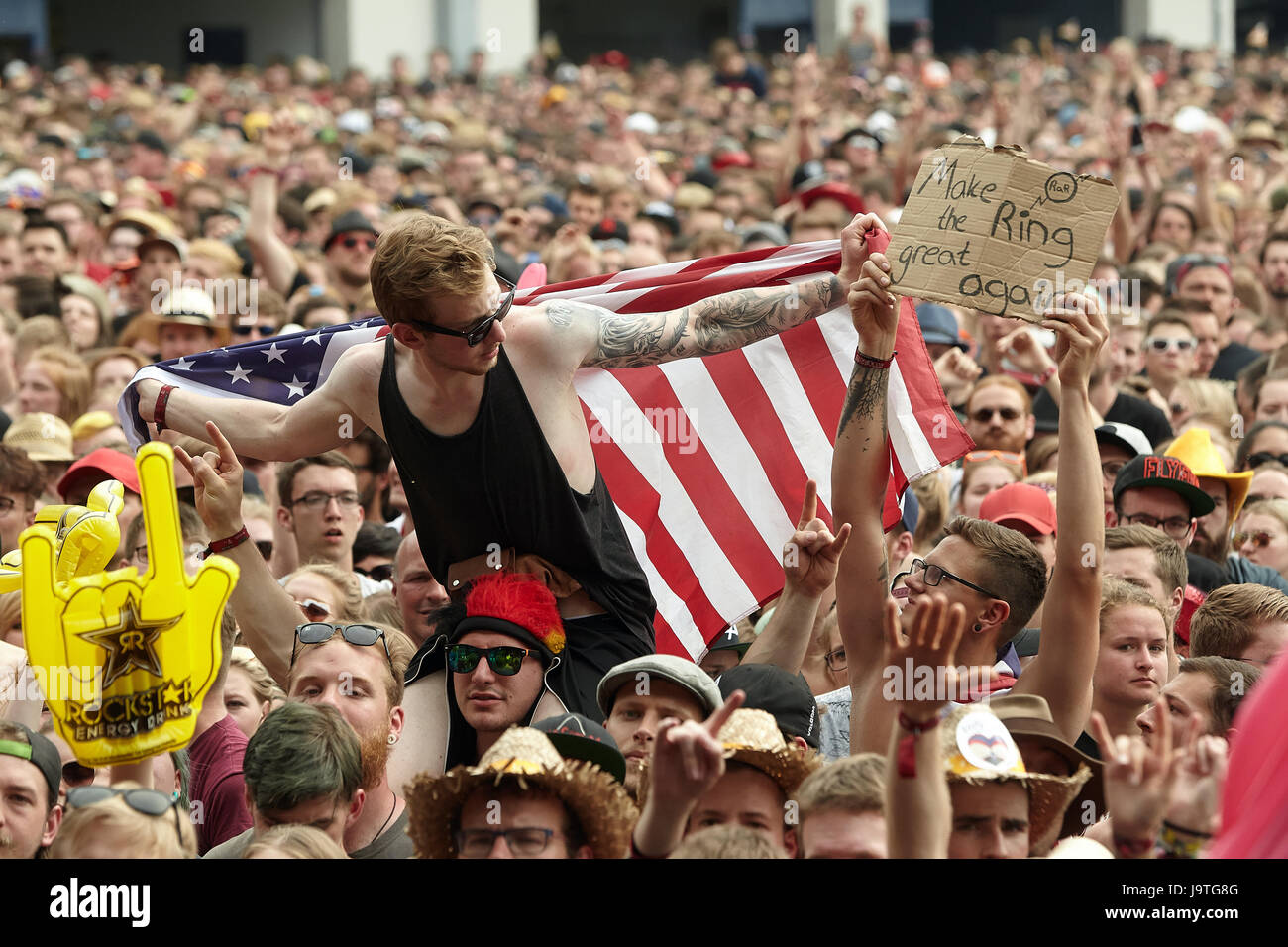 Nuerburg, Deutschland. 3. Juni 2017. Rock Fans halten ein Schild mit der Aufschrift "Machen den Ring große wieder" während dem Auftritt der Band "Sum 41" auf der Hauptbühne der Musik Festival "Rock am Ring" in Nuerburg, Deutschland, 3. Juni 2017. Am Vorabend des Festivals wegen einer Terrordrohung abgebrochen werden musste. Foto: Thomas Frey/Dpa/Alamy Live News Stockfoto