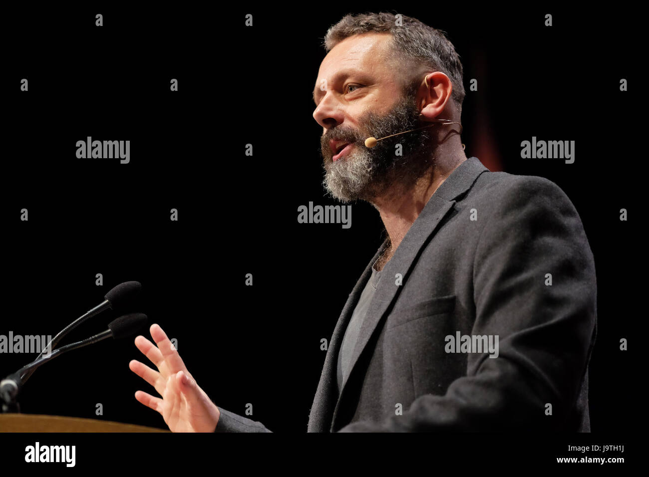 Hay Festival 2017 - Heu auf Wye, Wales, Großbritannien - Juni 2017 - Schauspieler Michael Sheen gibt dem Aneurin Bevan Vortrag auf der Bühne des Hay Festival - Foto Steven Mai/Alamy leben Nachrichten Stockfoto