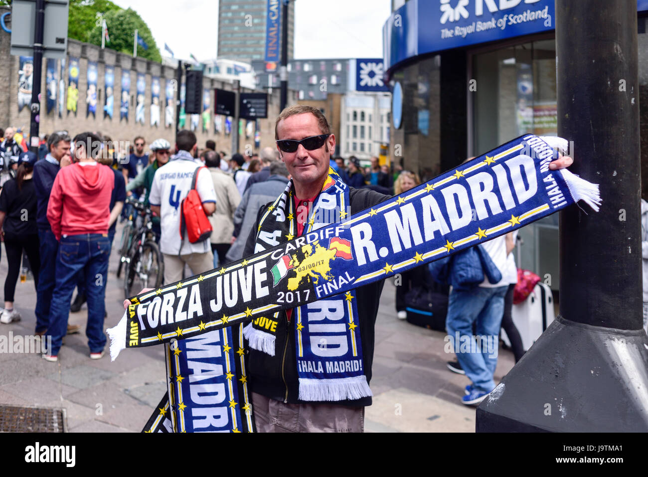 Cardiff, UK. 3. Juni 2017. Fans von Juventus Turin und Real Madrid genießen Sie die Atmosphäre vor der Champions-League-Finale im Millennium Stadium in Cardiff. Bildnachweis: Ian Francis/Alamy Live-Nachrichten Stockfoto