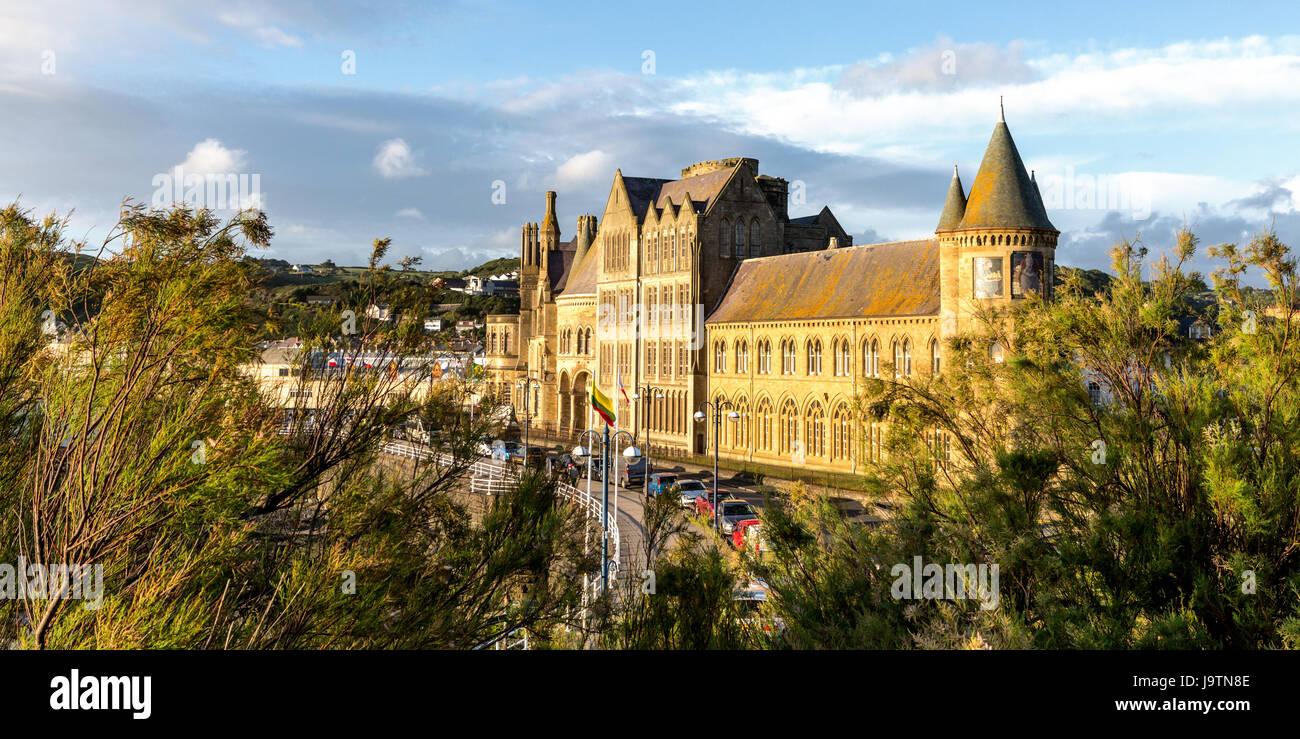 Eine Ansicht des alten College Aberystwyth, das direkt am Meer liegt Stockfoto