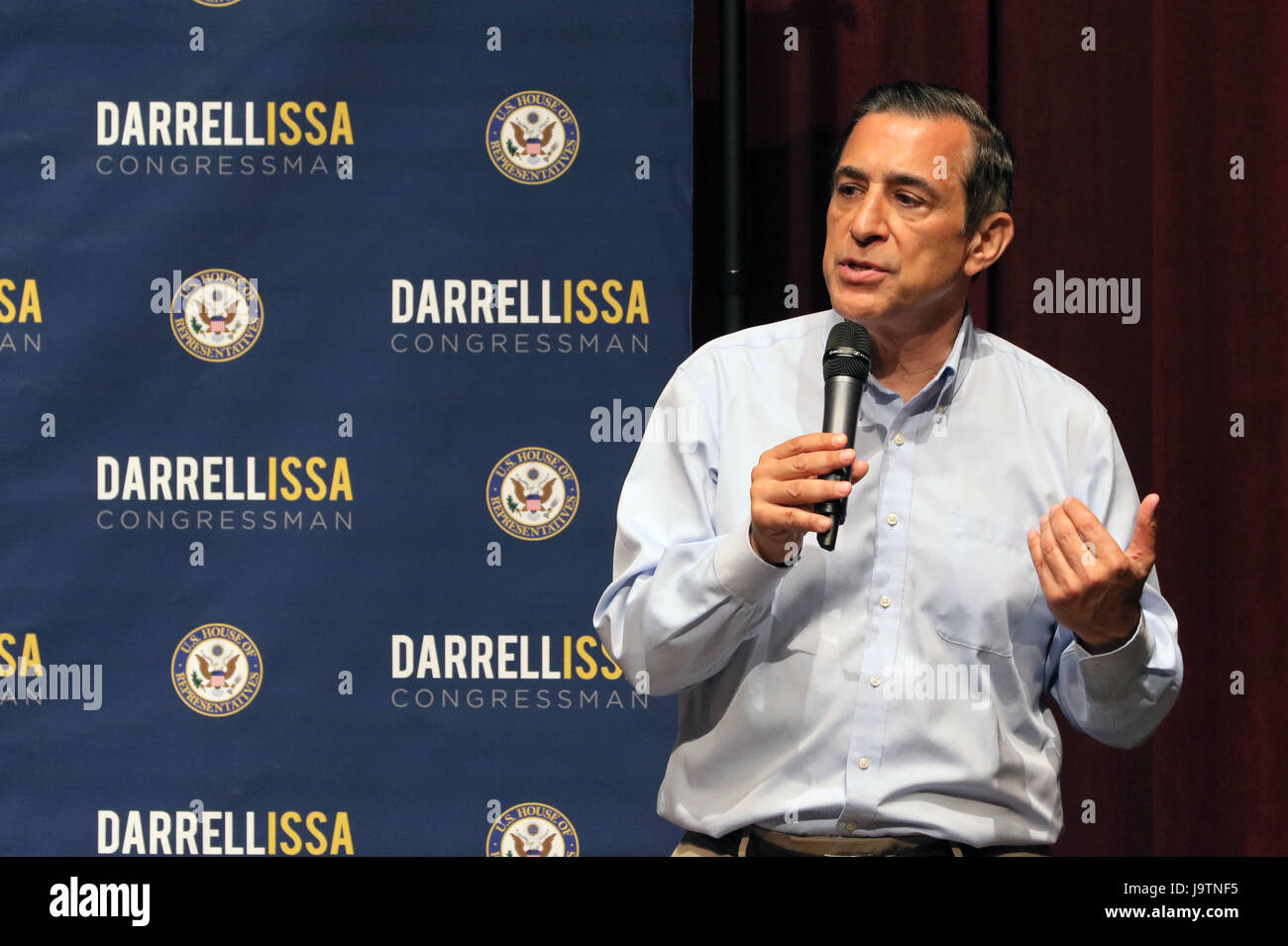 San Juan Capistrano, Kalifornien, USA. 3. Juni 2017. Juni 3, 2017 San Juan Capistrano, California USA  | Darrell Issa spricht auf der Bürgerversammlung im Theater an der San Juan Hills High School. |  Photo Credit: Foto von Charlie Neuman Credit: Charlie Neuman/ZUMA Draht/Alamy Live-Nachrichten Stockfoto