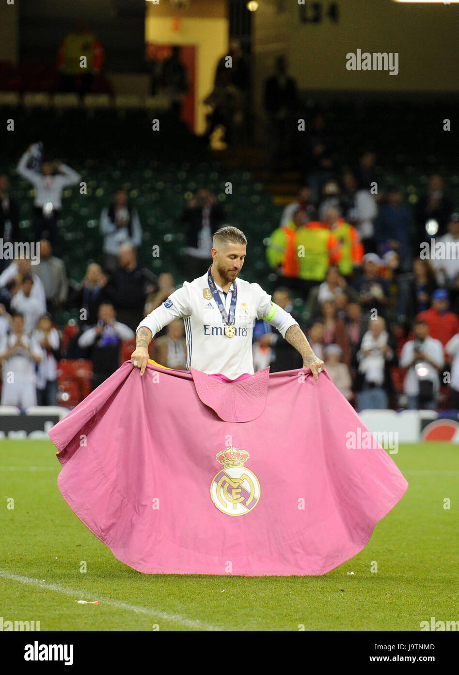 Sergio Ramos der Kapitän von Real Madrid spielt mit einer Flagge auf dem  Spielfeld, nachdem seine Mannschaft die Champions League Trophäe nach der  UEFA Champions League Finale zwischen Juventus Turin und Real