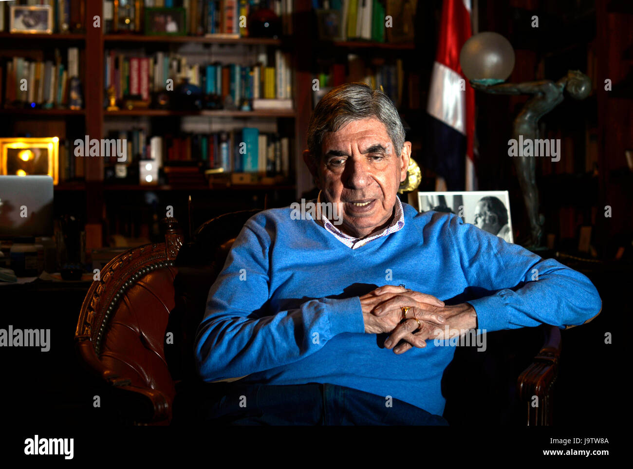 Der ehemalige Präsident Costa Ricas und Nobel Friedenspreis Laureatus Oscar Arias sitzt im Büro von seinem Haus in San José, Costa Rica. Stockfoto