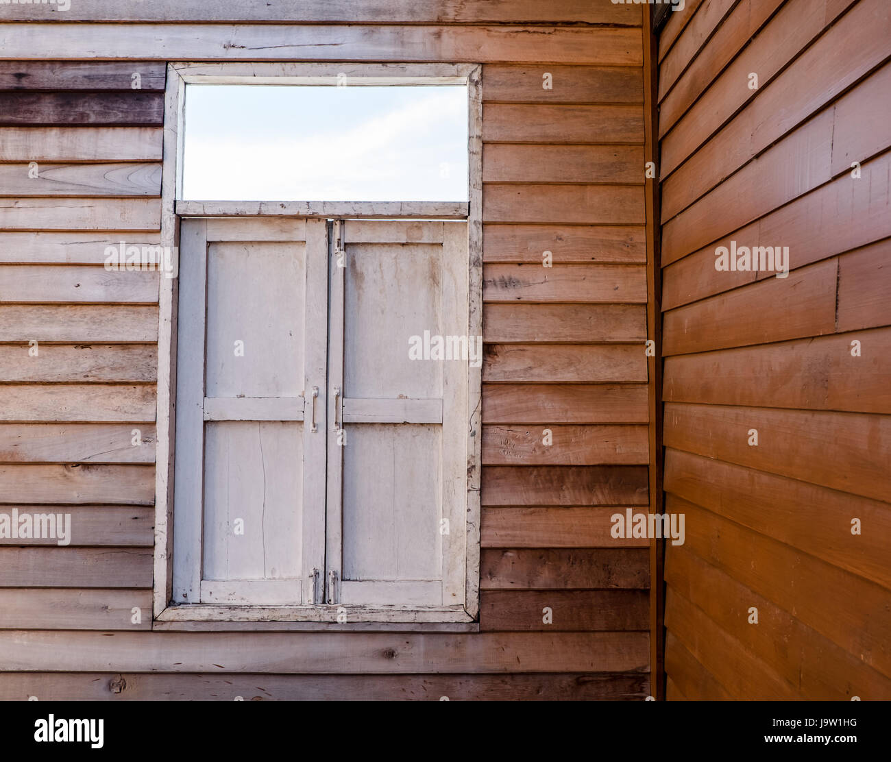 Die externen Holz Fenster und Wand ein Vintage Holz-Haus Stockfoto Die externen Holz Fenster und Wand ein Vintage Holz-Haus Stockfoto