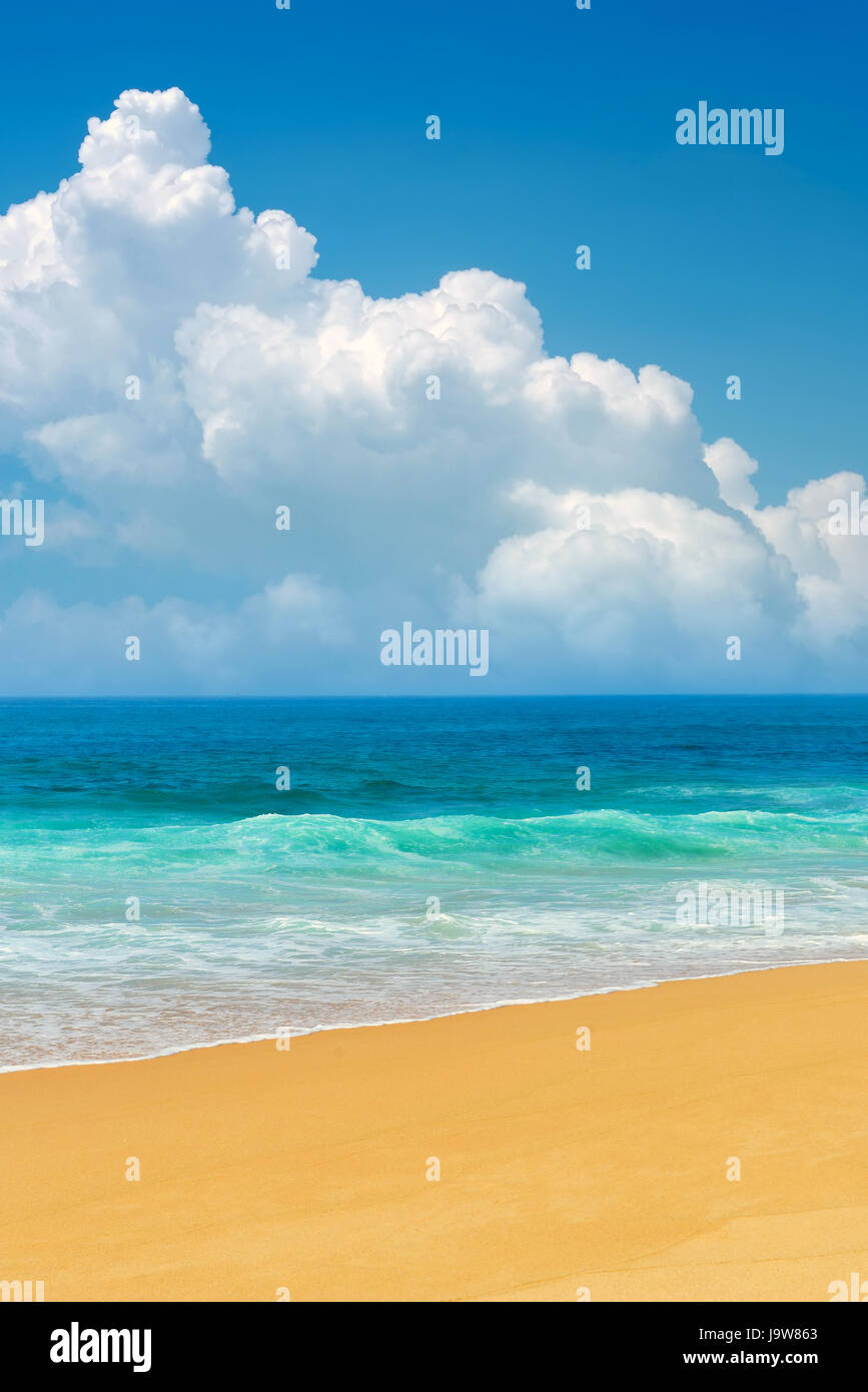Meereswellen und blauer Himmel. Sri Lanka Stockfoto