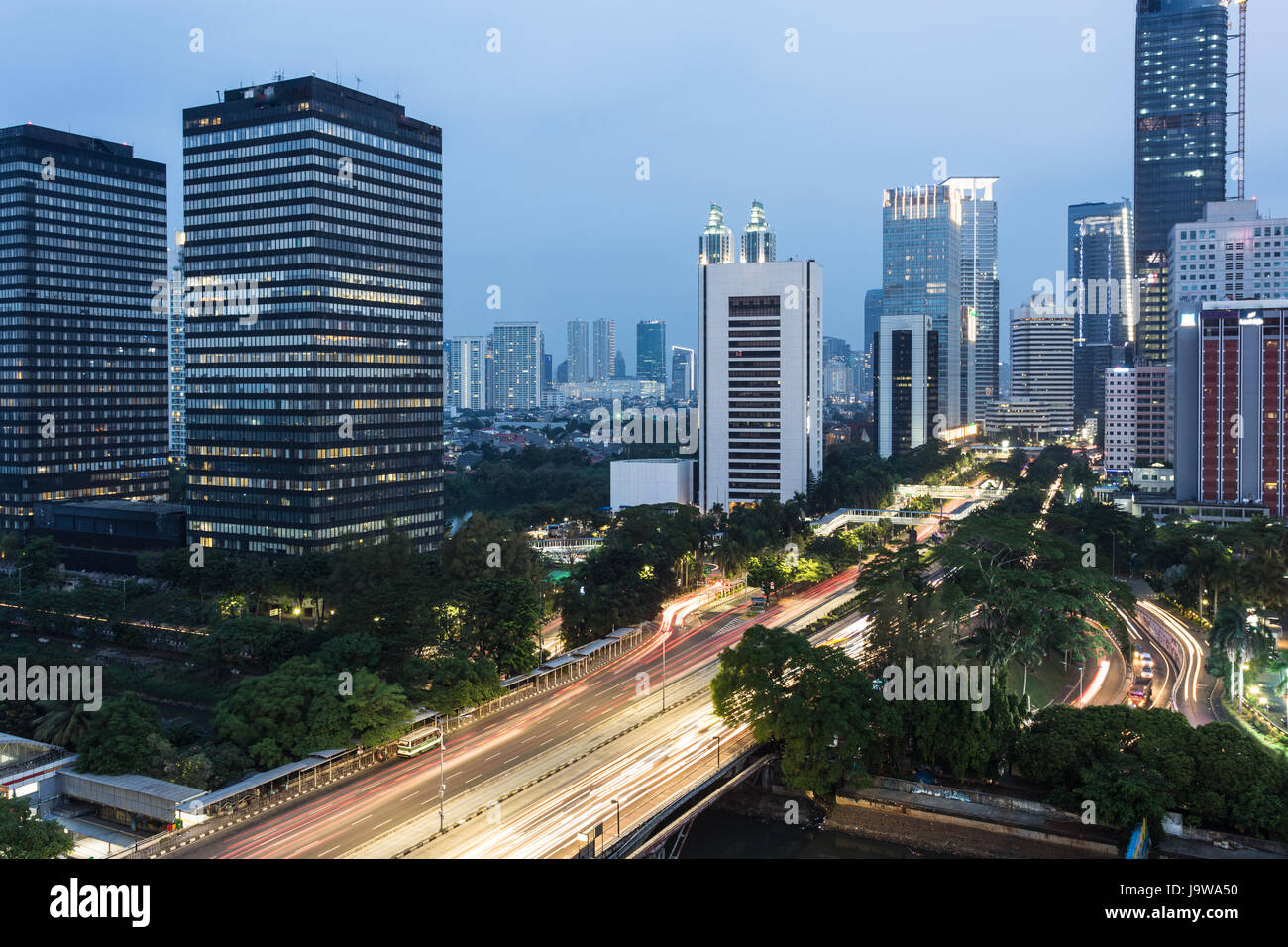 Luftaufnahme des Verkehrs Rauschen durch Jakarta Geschäftsviertel Sudirman Avenue in Indonesien Hauptstadt bei Nacht. Stockfoto