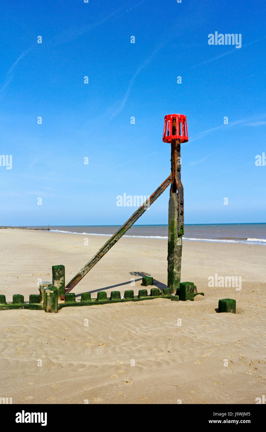 Eine Mole marker Post auf einer North Norfolk Strand in mundesley-on-sea, Norfolk, England, Vereinigtes Königreich. Stockfoto