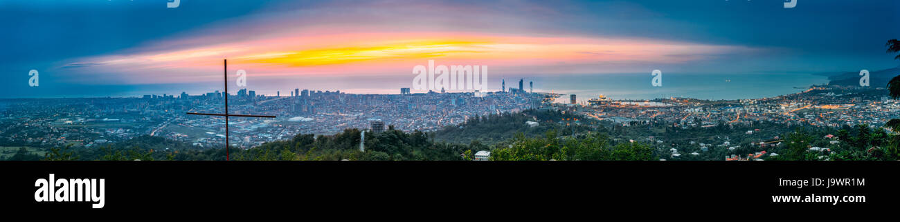 Batumi, Adscharien, Georgia - 27. Mai 2016: Panorama, Blick auf urbane Stadtbild bei Sonnenuntergang. Schwarzen Meer technologische Universität, Radisson Blu Hotel, Po Stockfoto