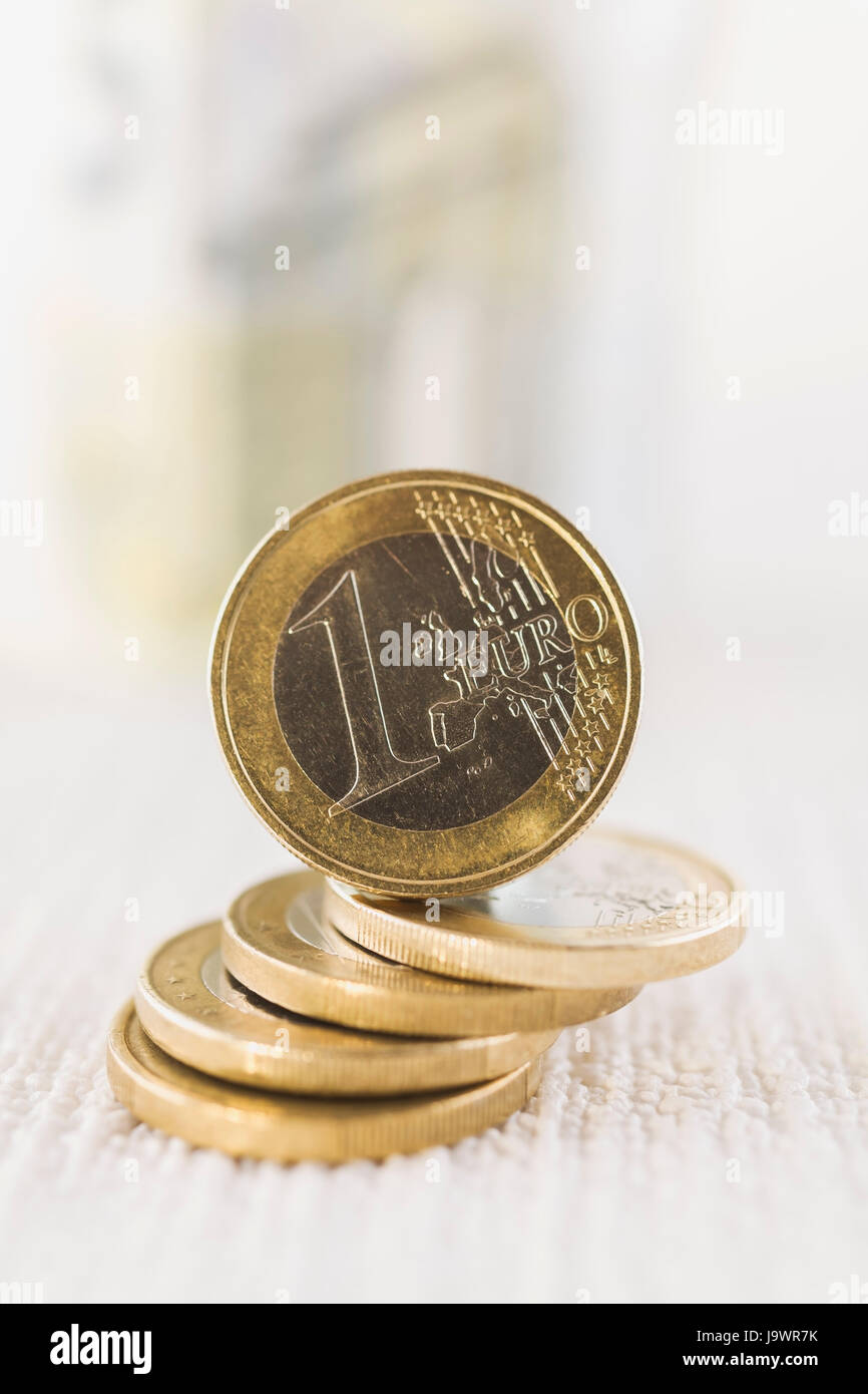 Aufrecht ein-Euro-Münze auf gestapelten Münzen Stockfoto