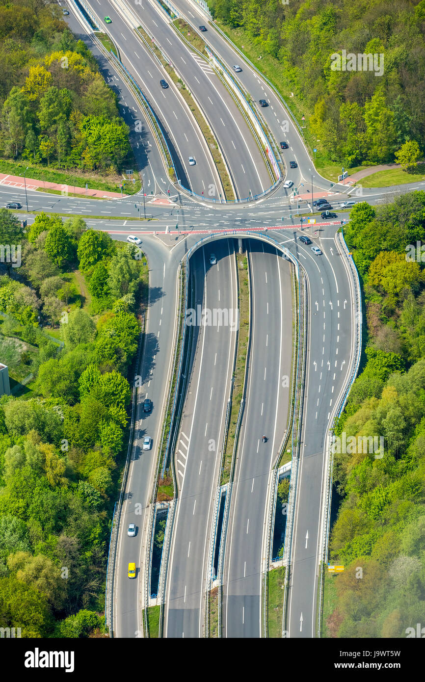 Autobahn mit Brücke, Wasserstraße A448, Bochum, Ruhr und Umgebung, Nordrhein-Westfalen, Deutschland Stockfoto