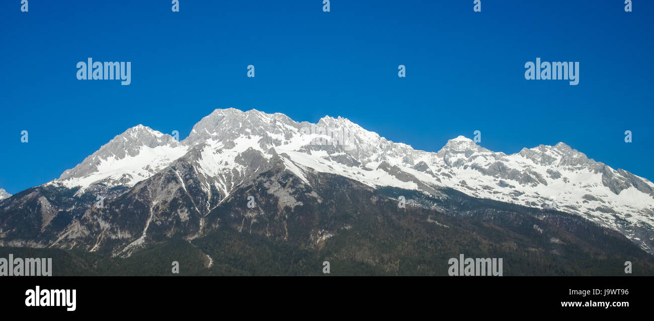 Landschaft der Yulong-Schneeberg, auch bekannt als Jade Dragon Snow Mountain befindet sich in Yunnan, China. Stockfoto