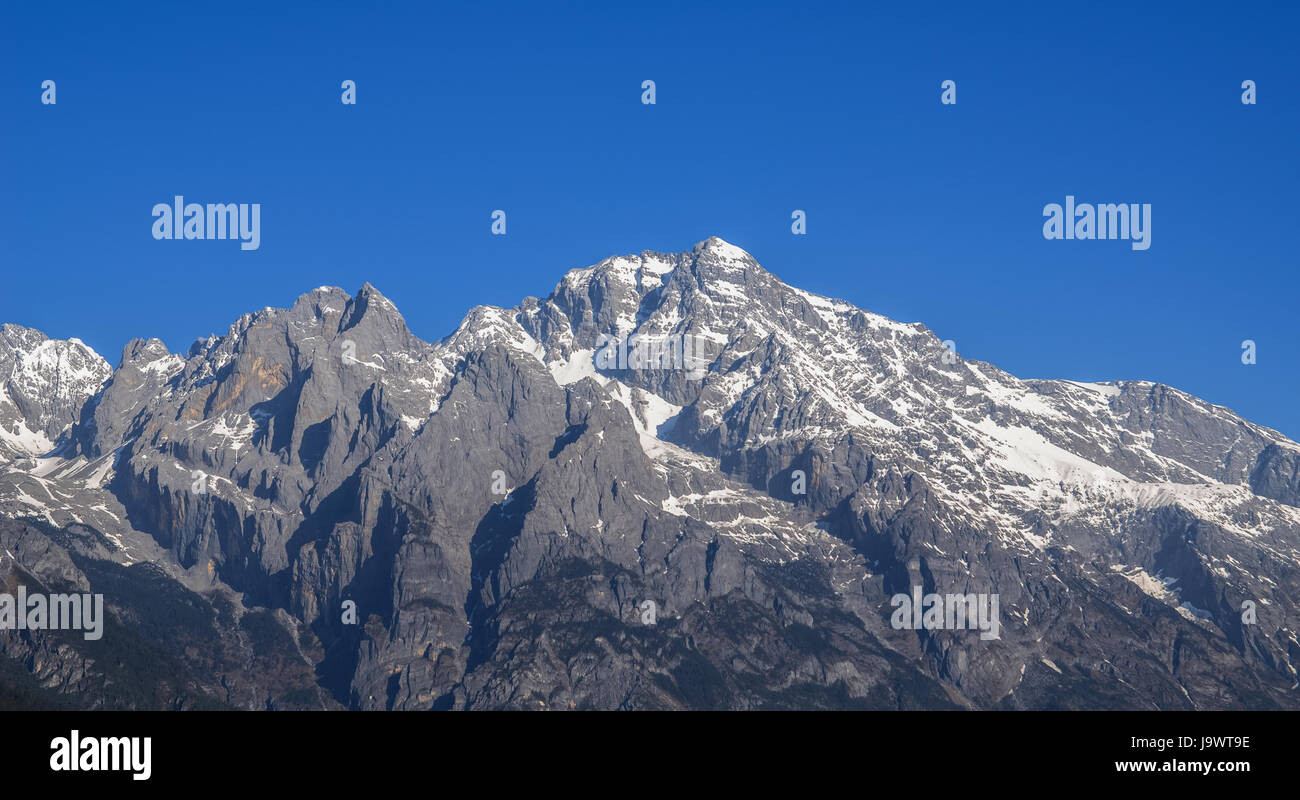Landschaft der Yulong-Schneeberg, auch bekannt als Jade Dragon Snow Mountain befindet sich in Yunnan, China. Stockfoto