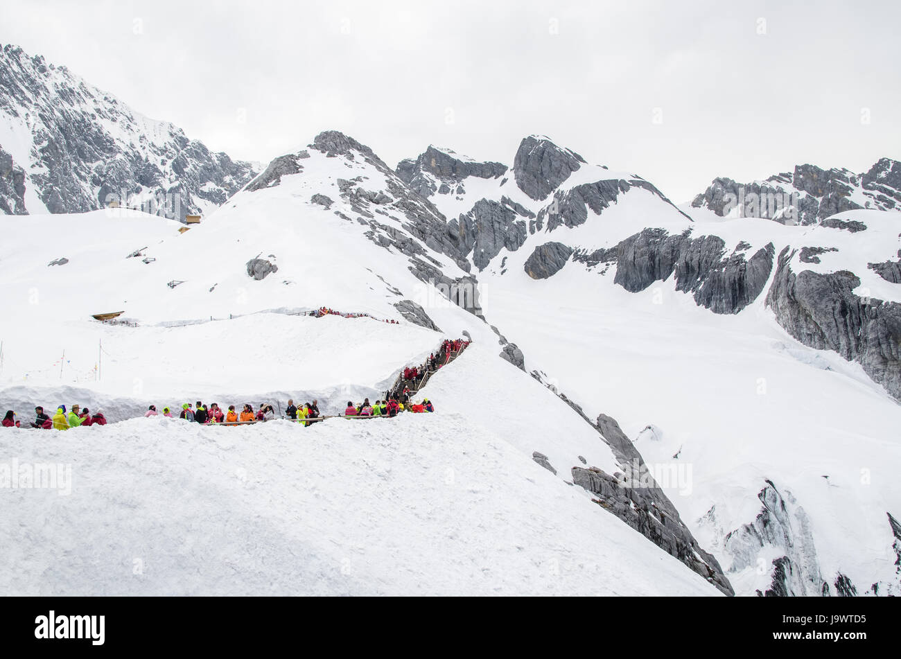 Yunnan, China - April 12,2017: Landschaft von yulong Snow Mountain, es auch als Jade Dragon Snow Mountain, die in Yunnan, China bekannt ist. Stockfoto