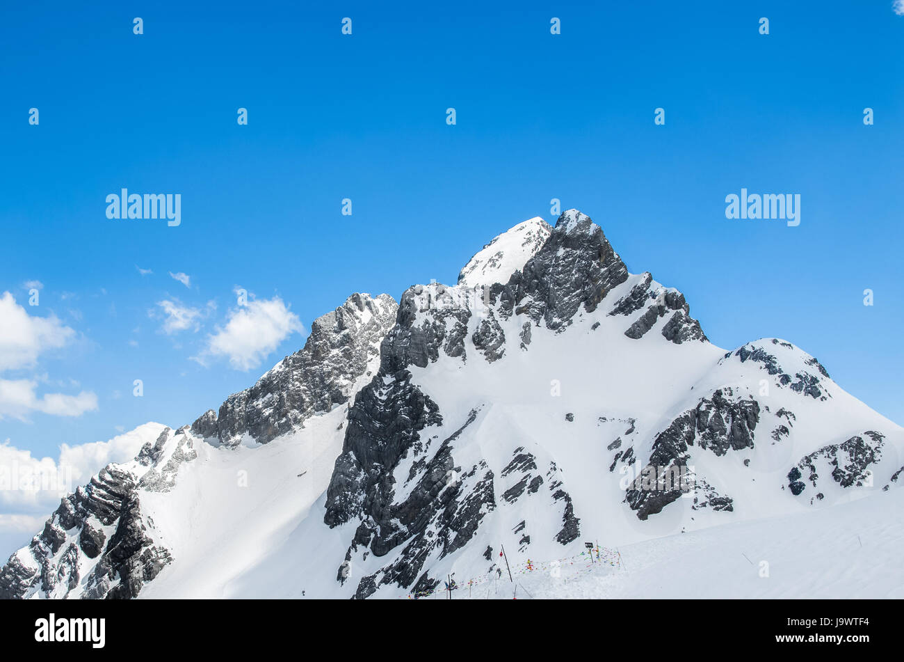 Landschaft der Yulong-Schneeberg, auch bekannt als Jade Dragon Snow Mountain befindet sich in Yunnan, China. Stockfoto