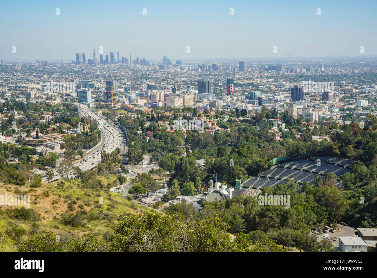 Am Nachmittag Luftaufnahme der Skyline von Los Angeles mit Highway aus Hollywood Schüssel übersehen, California Stockfoto