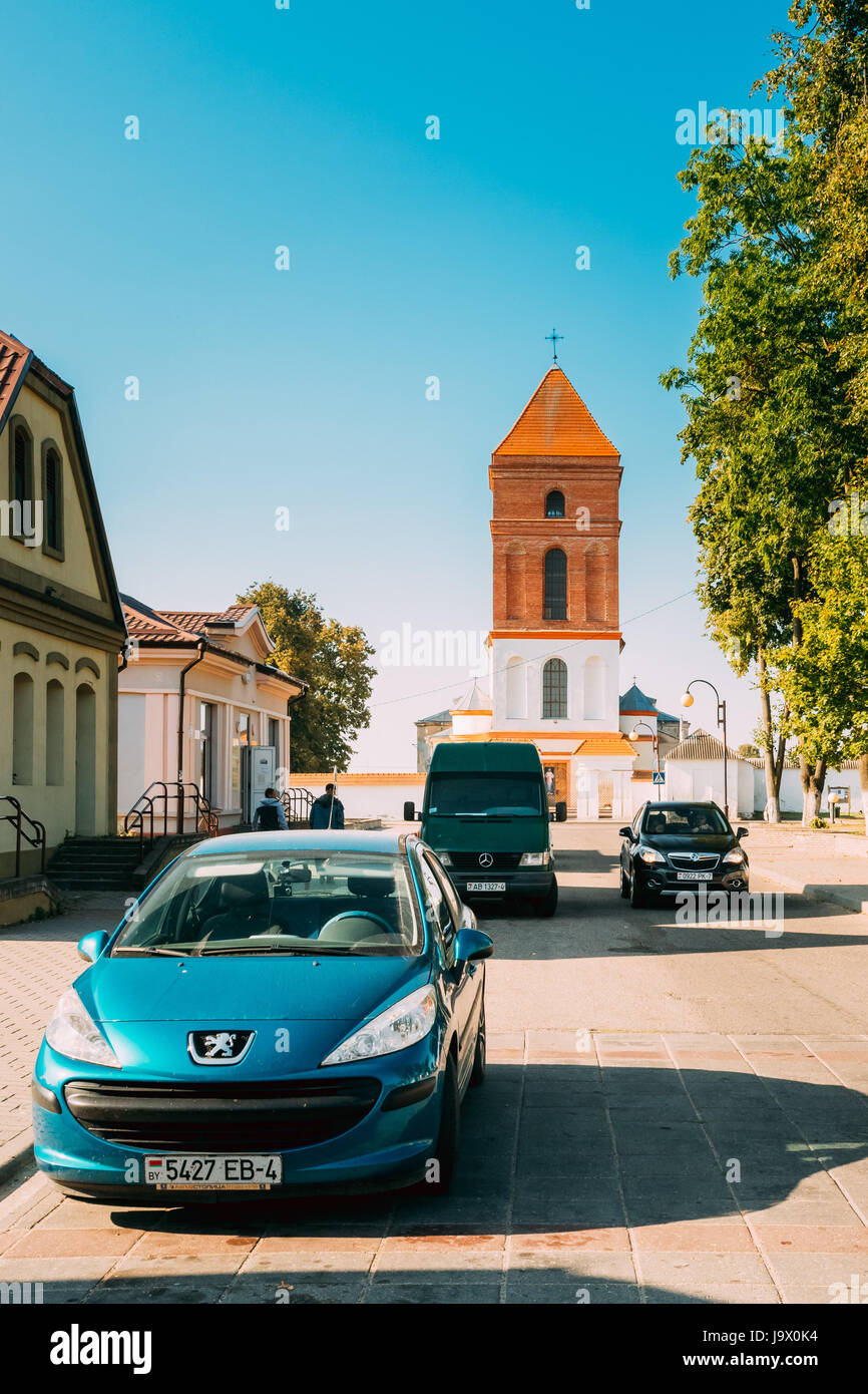 Mir, Belarus - 2. September 2016: Peugeot-Parkplatz in der Nähe von Saint Nicolas römisch-katholische Kirche In Mir, Belarus. Wahrzeichen In sonnigen Sommertag W Stockfoto
