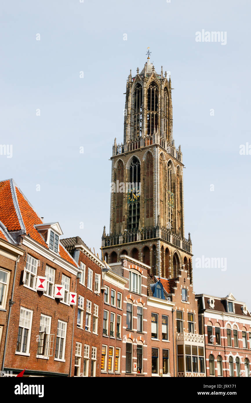 Dom-Turm der St.-Martins-Dom und Häuser aus dem Vismarkt (Fischmarkt) an einem bewölkten Tag, Utrecht, Niederlande. Stockfoto