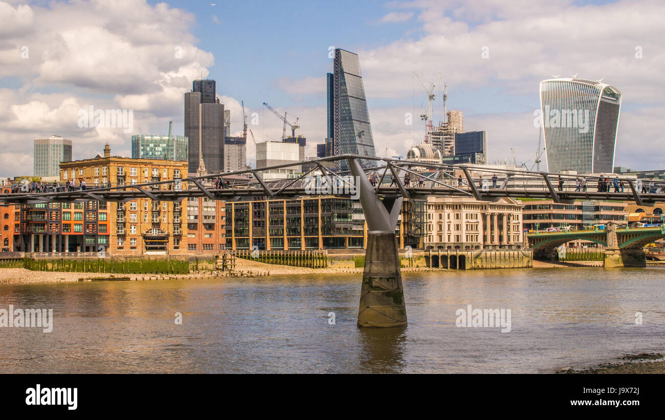 Millennium Bridge über die Themse, London, mit der "Käsereibe" (Mitte) & "Walkie Talkie" (rechts) Hochhäuser hinter. Stockfoto