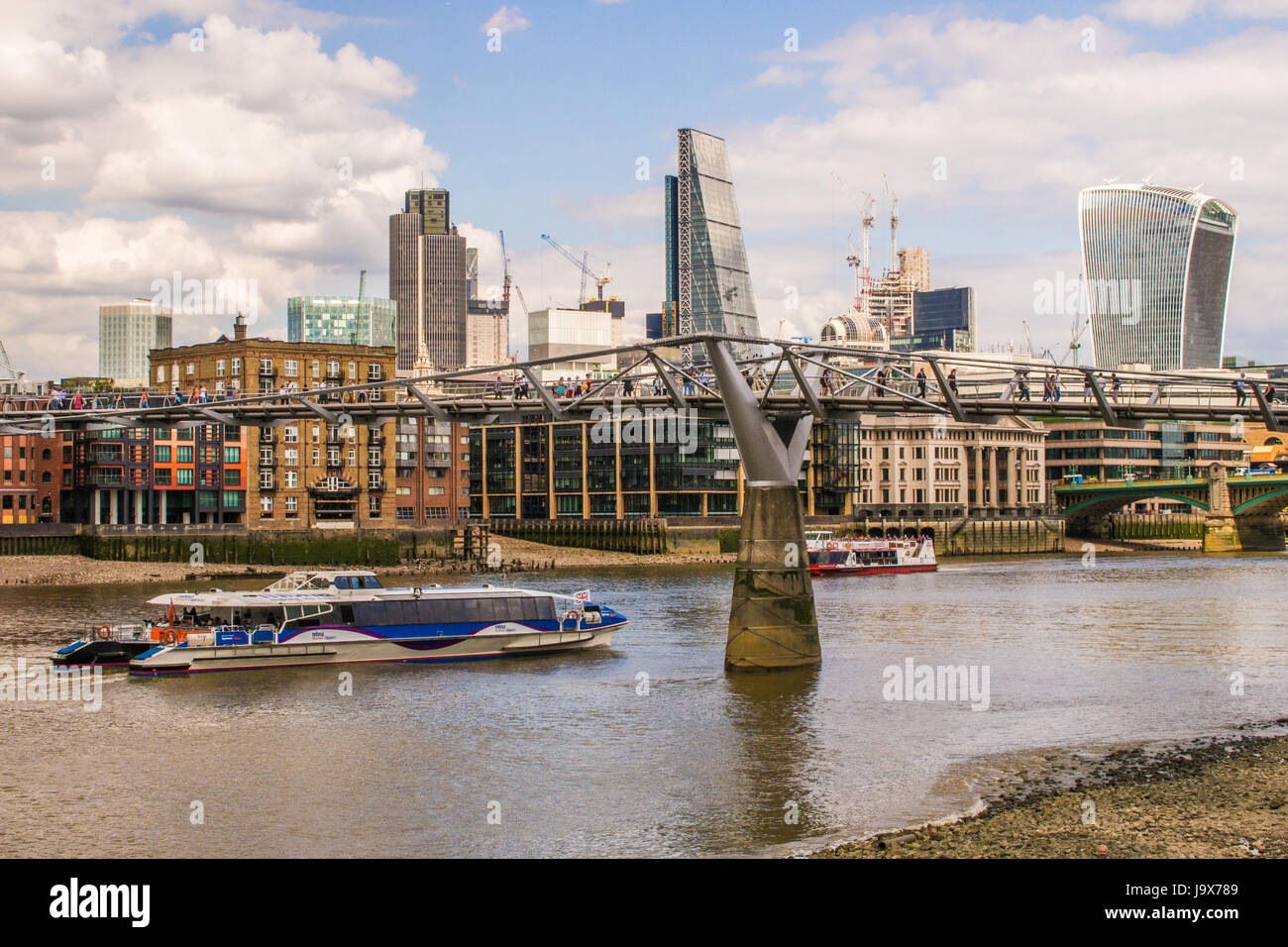 Millennium Bridge über die Themse, London, mit der "Käsereibe" (Mitte) & "Walkie Talkie" (rechts) Hochhäuser hinter. Stockfoto