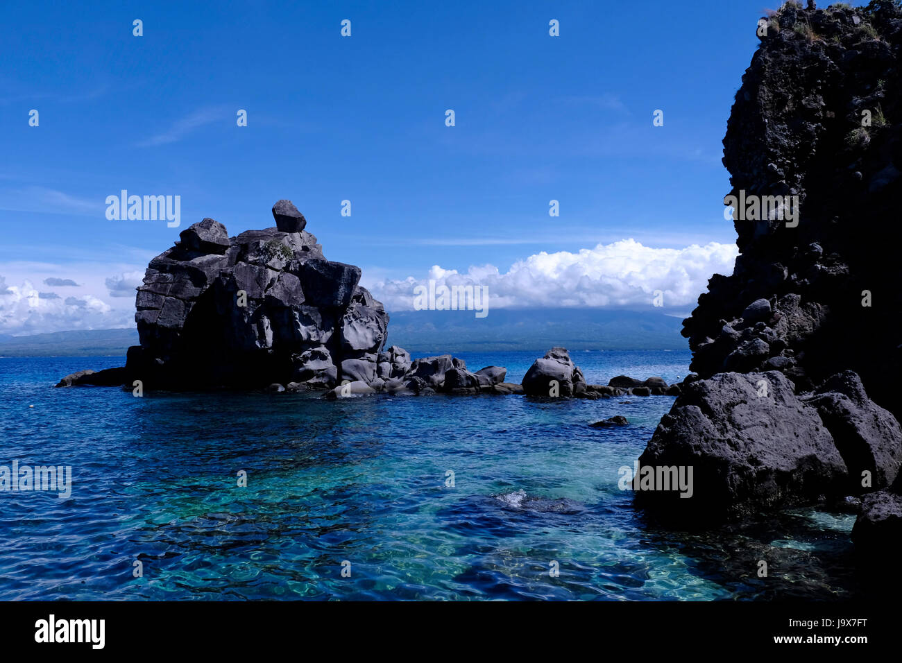 Felsformationen an der Schiffstation Fläche von Apo Island eine vulkanische Insel abseits die südöstliche Spitze der Insel Negros in den Philippinen. Stockfoto