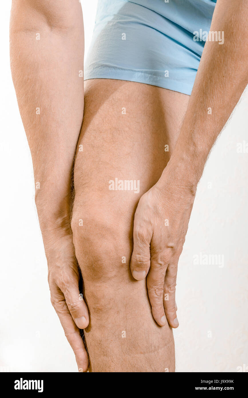 Athlet Mann massieren einen schmerzhaften Soleus und Gastrocnemius Muskel unter dem Knie nach einem Sport-Unfall. Es könnte ein Musculaire Claquage oder ein Muskel-e Stockfoto
