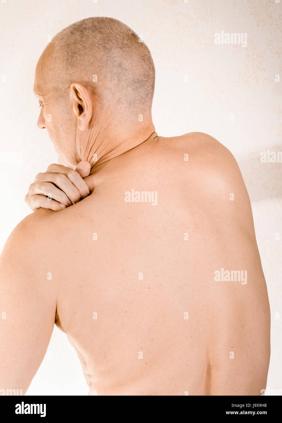 Mann massiert seine oberen Rücken, den Trapezius Muskel, wegen einem Brustwirbel Schmerzen durch eine Verschiebung von einem dorsalen Wirbel reiben auf einen Nerv Stockfoto