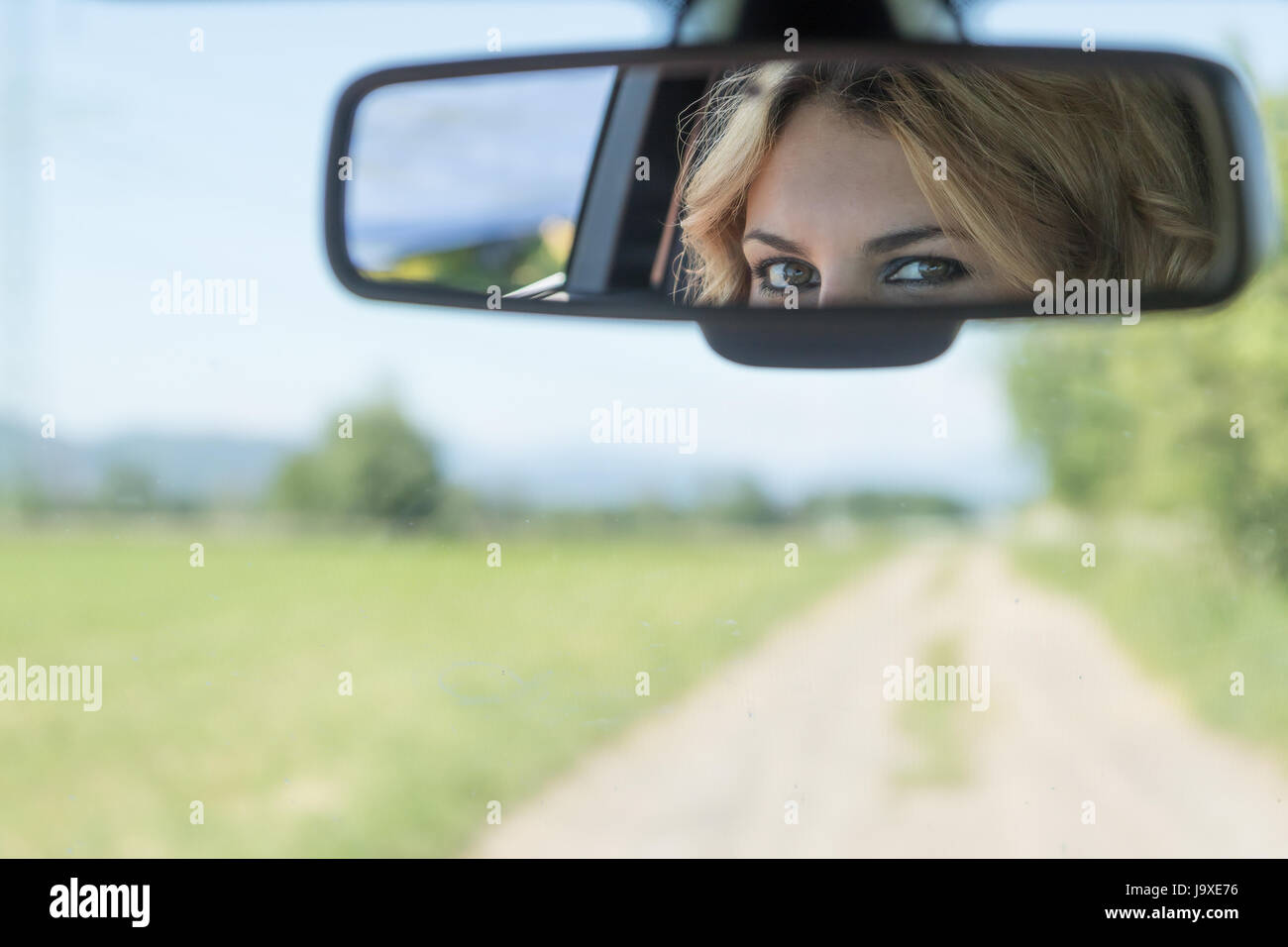 Autofahrer jung rückspiegel -Fotos und -Bildmaterial in hoher Auflösung –  Alamy