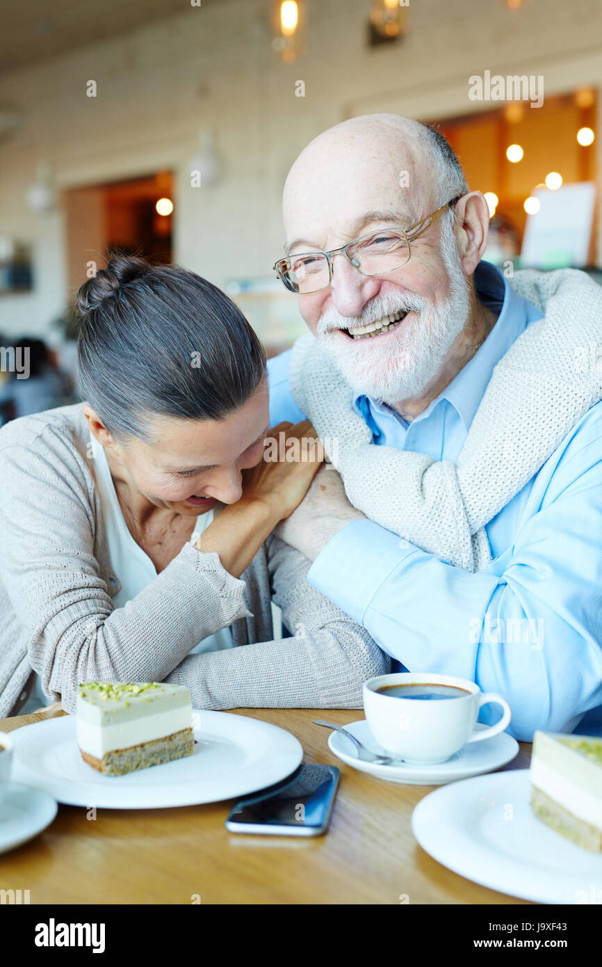 Im Alter von liebevollen Paar genießt leckere Dessert und Zeit im café Stockfoto