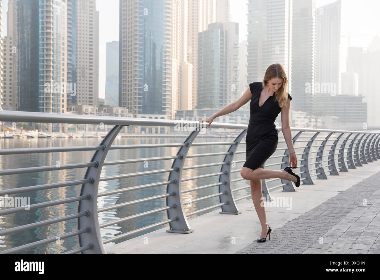 Geschäftsfrau in eine festlich gekleidet in Dubai Marina Stockfoto