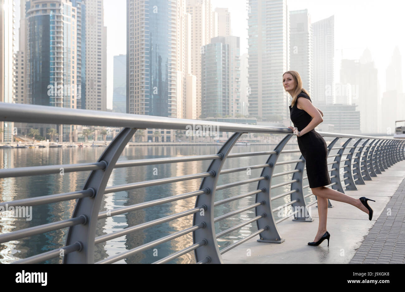 Geschäftsfrau in eine festlich gekleidet in Dubai Marina Stockfoto
